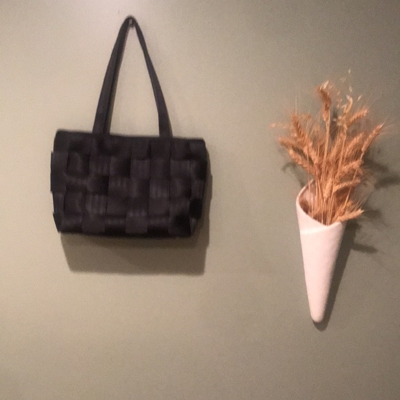 The Original Detroit By Harvey’s Black Medium Seatbelt Bag - Picture 2 of 7